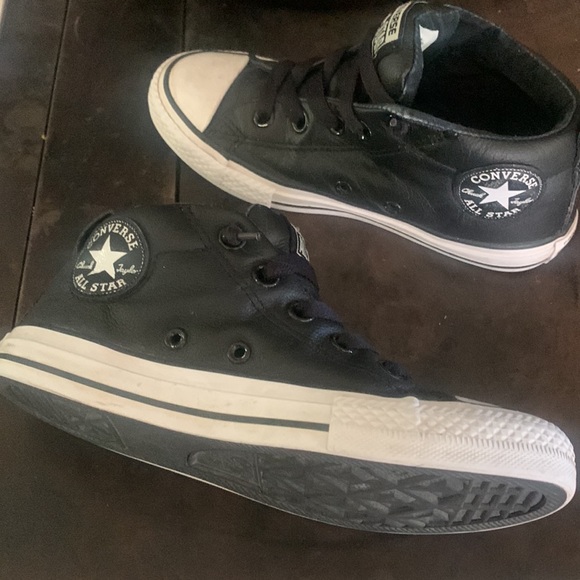 Kids size 1 converse. Chuck Taylor. - Picture 4 of 6